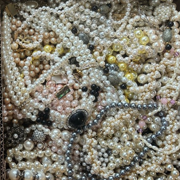 Estate Vintage to Modern Costume Jewelry 1 LB WEARABLE Grab Bag Resell Bulk Lot - Picture 16 of 16